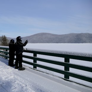 Motoneigistes regardant le lac Témiscouata au Bas-Saint-Laurent